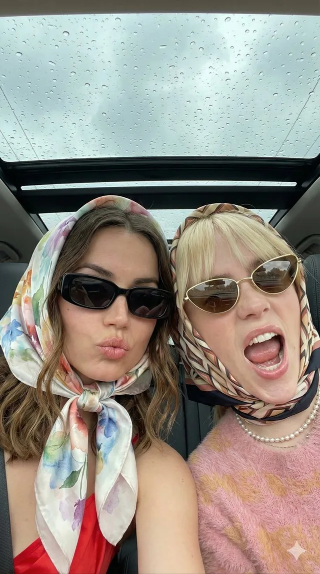 สองสาวคู่หูสุดชิคในวันฝนพรำ ถ่ายเซลฟี่มุมต่ำแบบเรโทร
