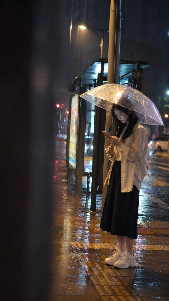 สาวรอรถเมล์คืนฝนพรำ 1