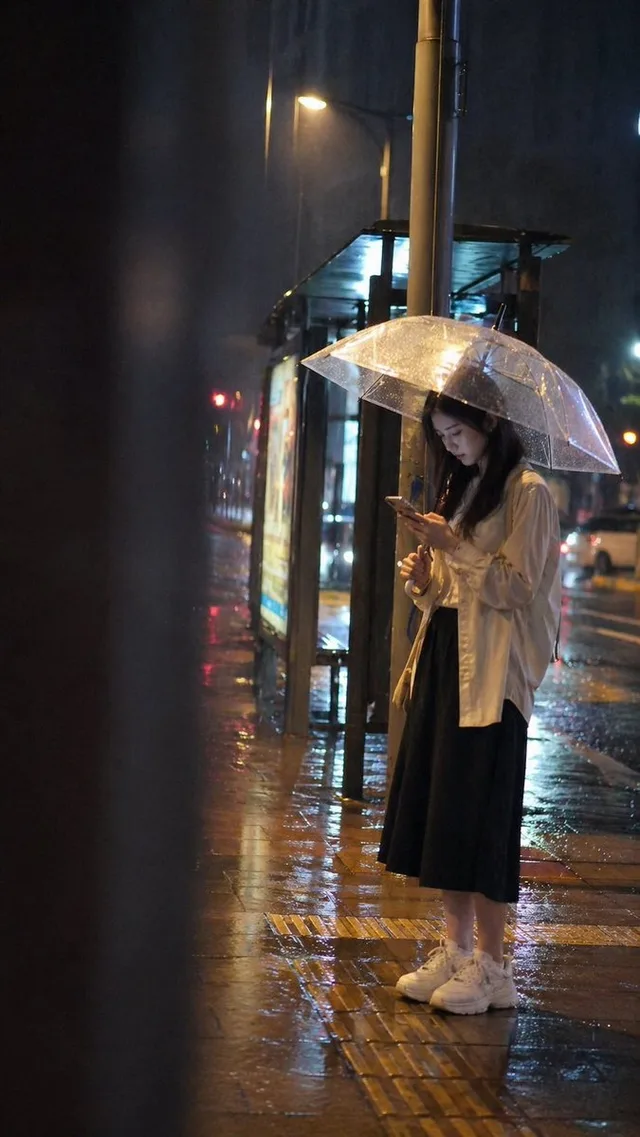 สาวรอรถเมล์คืนฝนพรำ