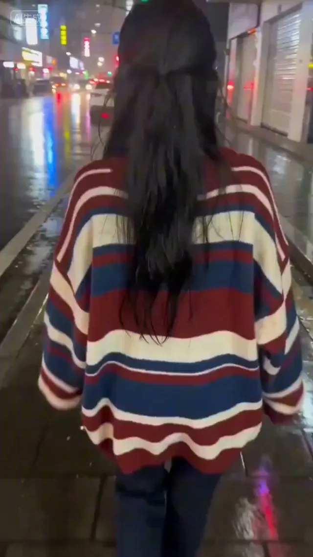 สาวหวานหันมองกล้องกับแสงนีออนคืนฝนพรำ
