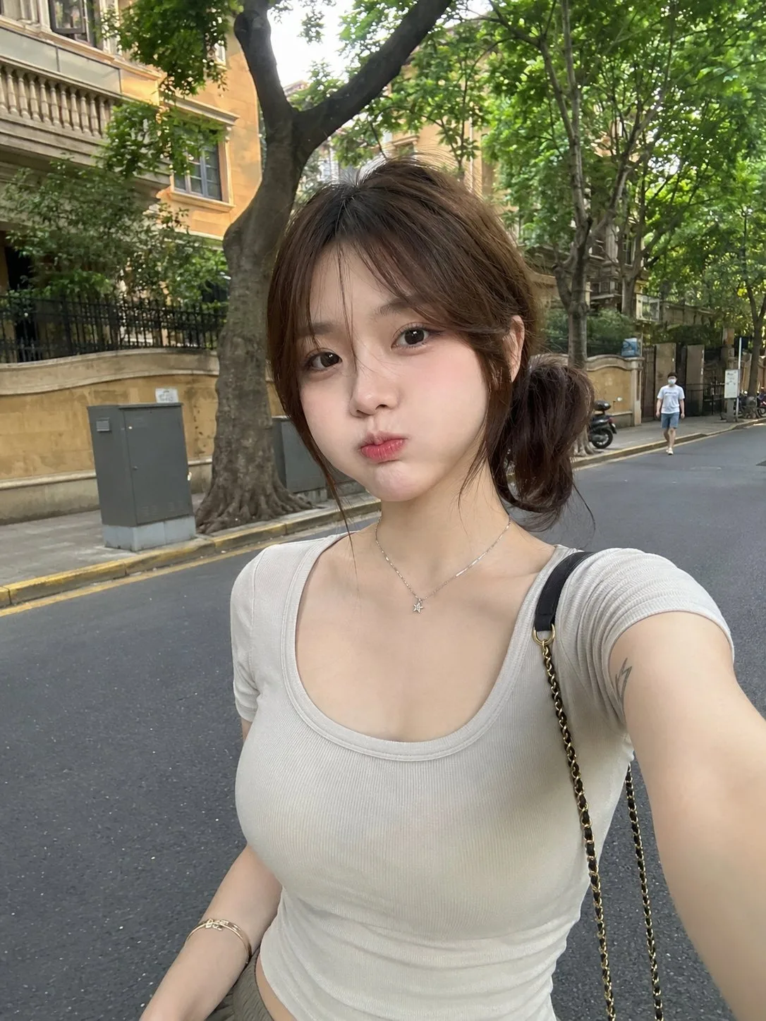 มือถือถ่ายสตรีท: สาวเอเชียผมหางม้า 1