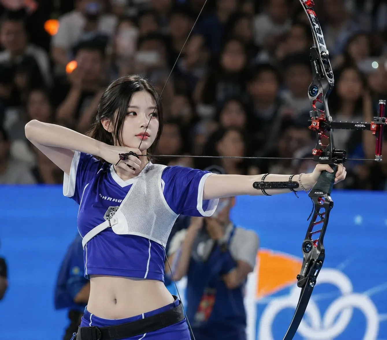 นักธนูสาวเอเชียในร่ม: ภาพถ่ายกีฬาเสมือนจริง 1