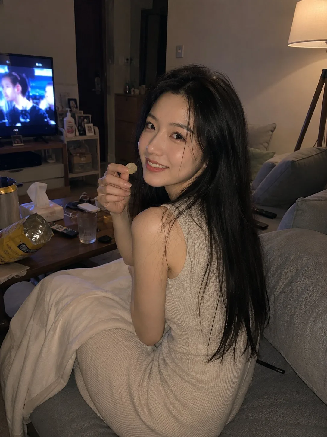 สาวเอเชียในห้องนั่งเล่น: ภาพสแนปช็อตธรรมชาติ 1
