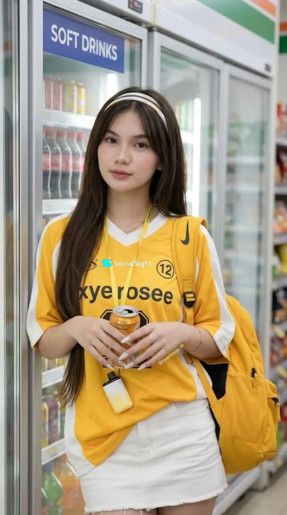 สาวสวยเสื้อกีฬาข้างตู้เย็น 1
