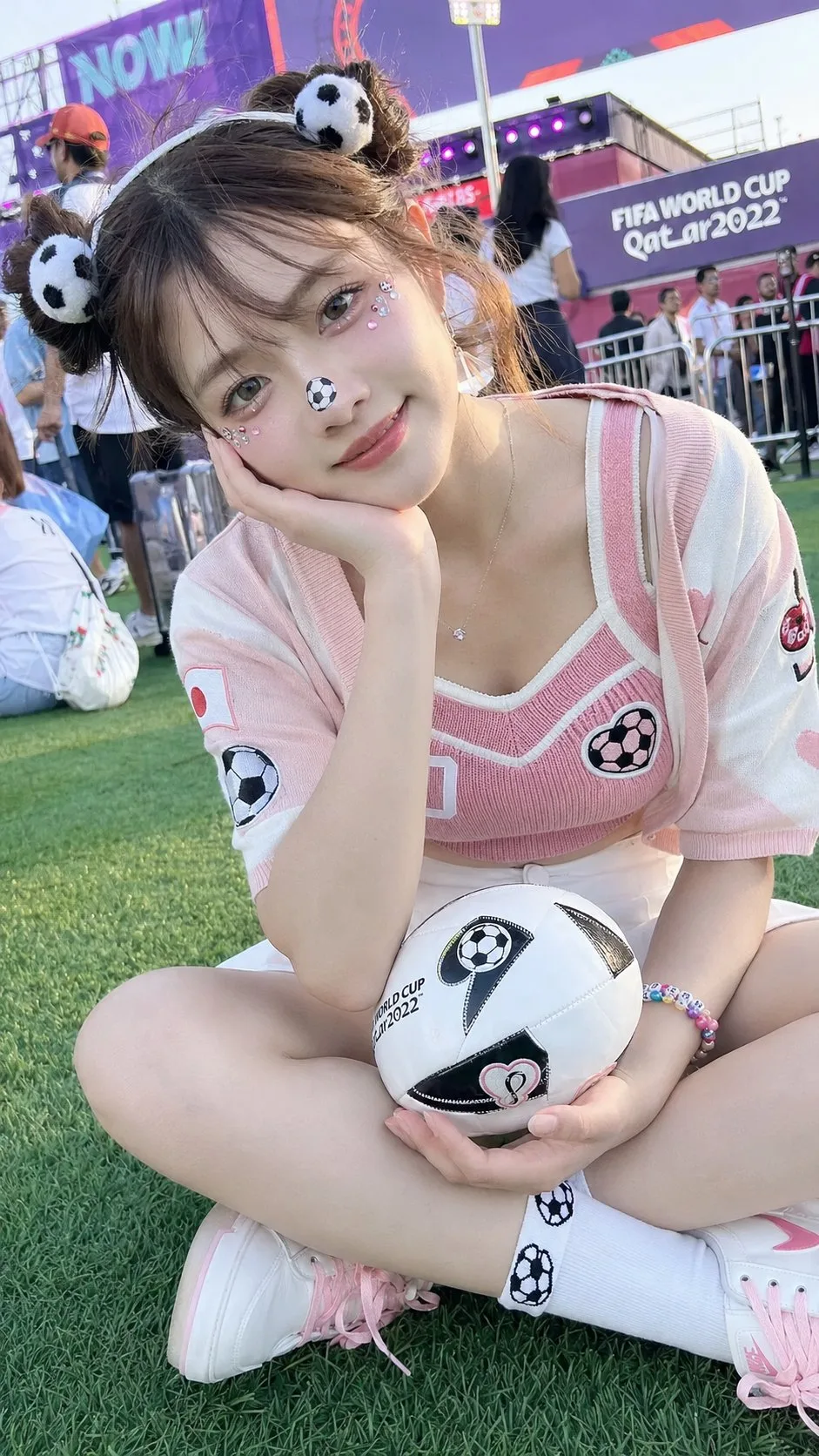 ลูกบอลโลกสุดน่ารัก: หญิงสาวญี่ปุ่นในชุดบอล 1
