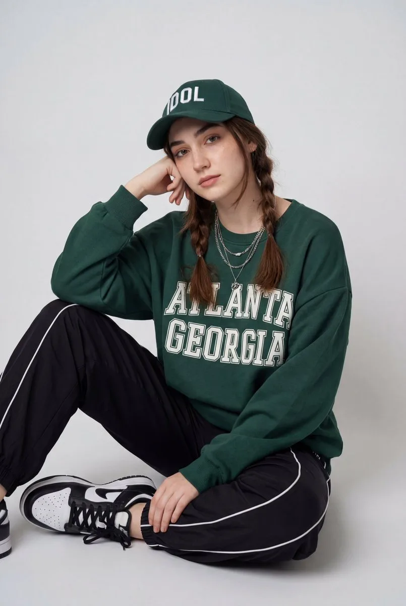 สาวสตรีทแวร์สุดชิลล์: เสื้อฮู้ดเขียว กระโปรงสั้นสีดำ 1
