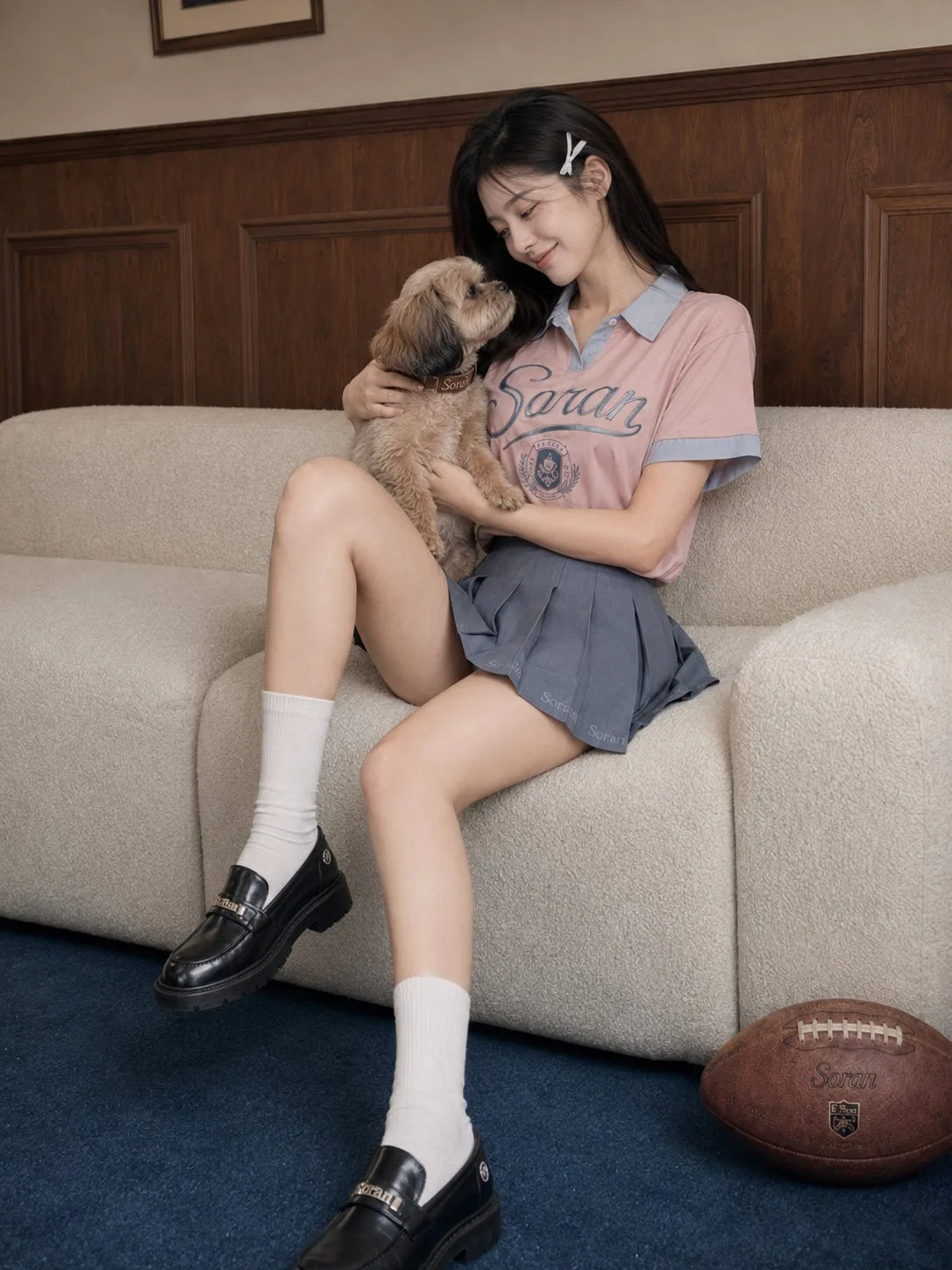 สาวนักเรียนในห้องสไตล์วินเทจกับโซฟาสีคอรัล 1