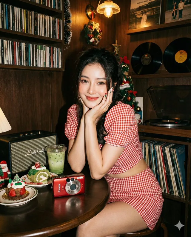 สาว Y2K ในร้านแผ่นเสียงวินเทจ สไตล์แฟลชตรง