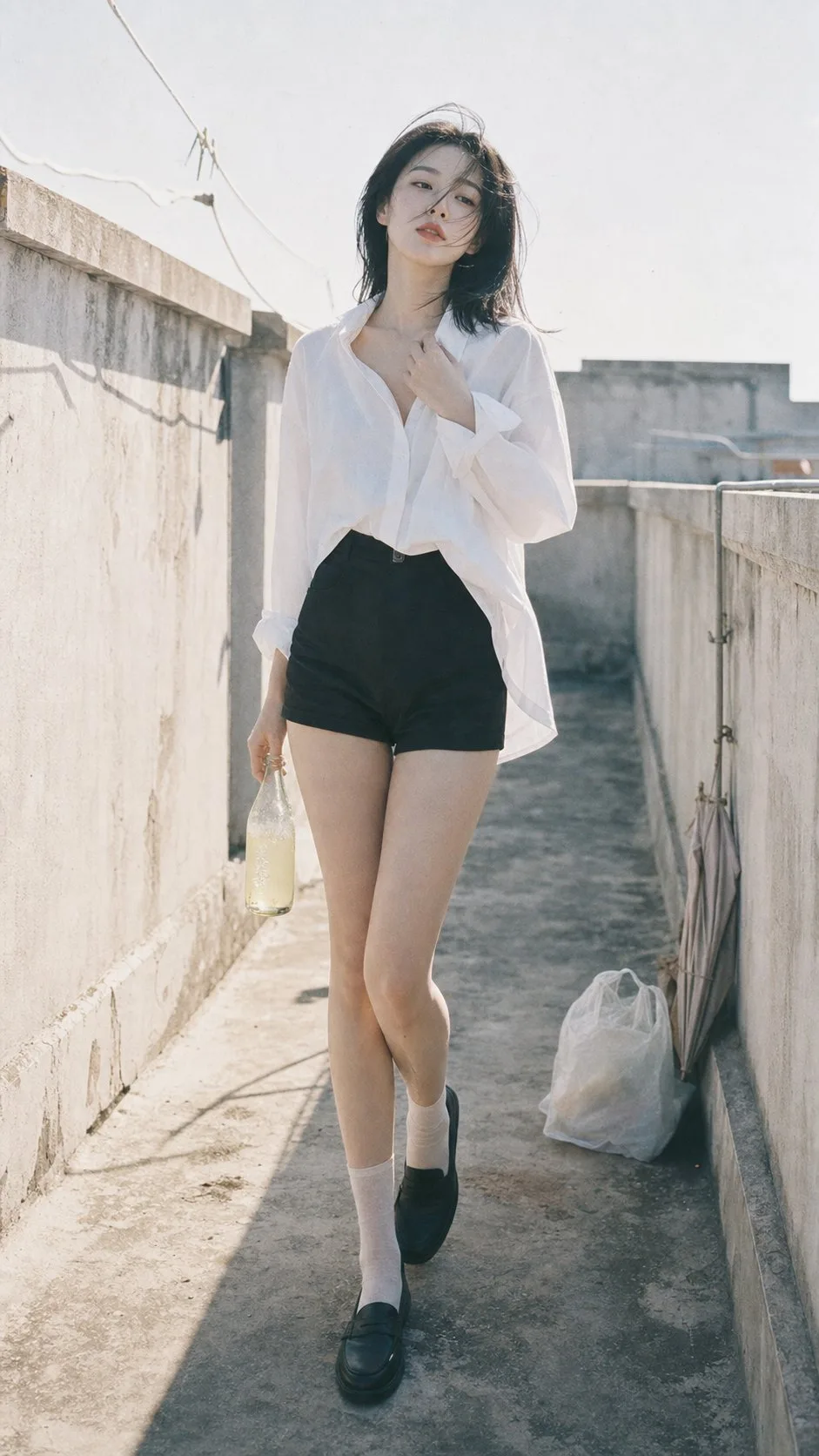 สาวเสื้อเชิ้ตขาวบนทางเดินดาดฟ้า สดใส 1