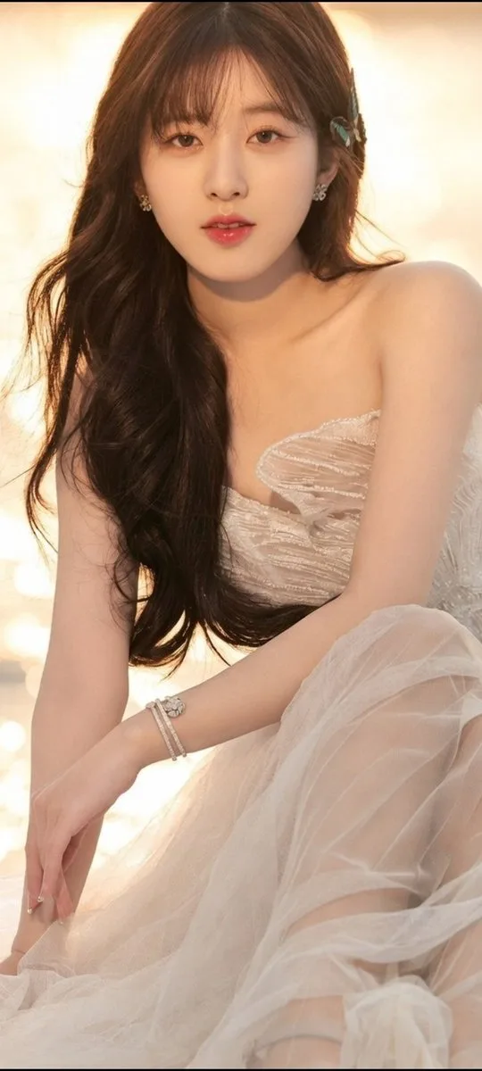 จ้าวลู่ซือ: เทพธิดาเงือกสุดหรู ภาพฝันชายทะเล