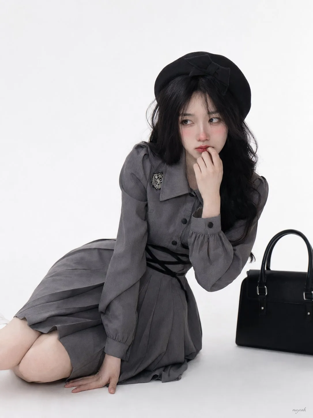 สาวน้อยขี้อาย ลังเล พิงพื้น 1