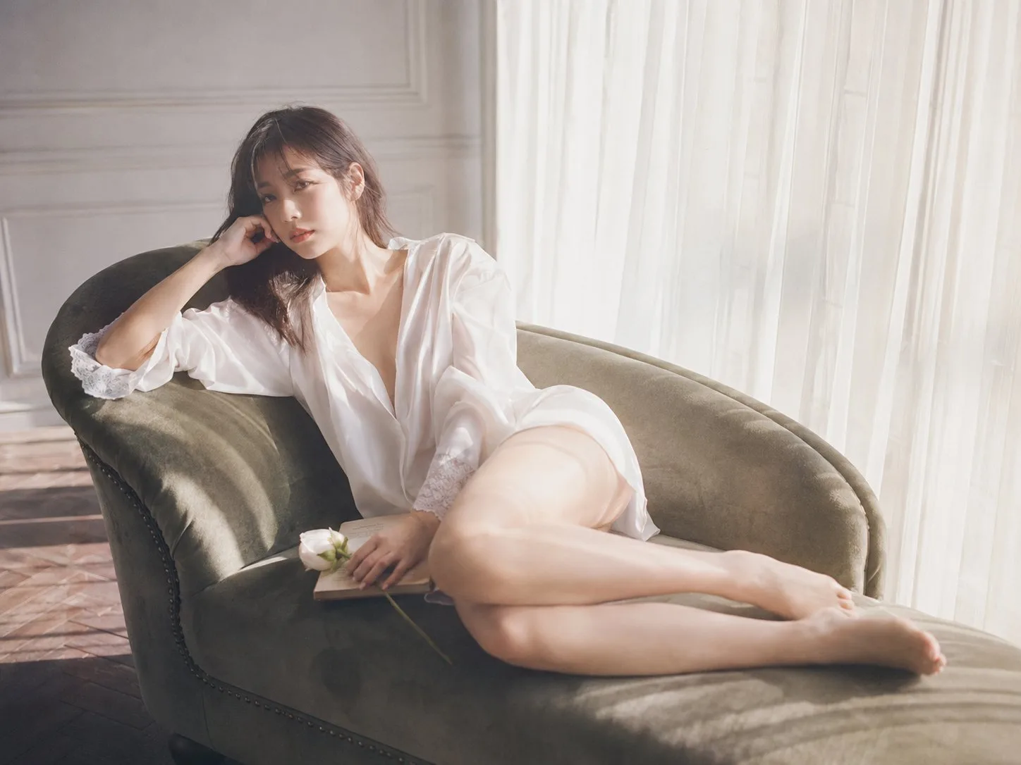 หญิงสาวเอเชียบนโซฟากำมะหยี่ ริมหน้าต่างแดดส่อง 1