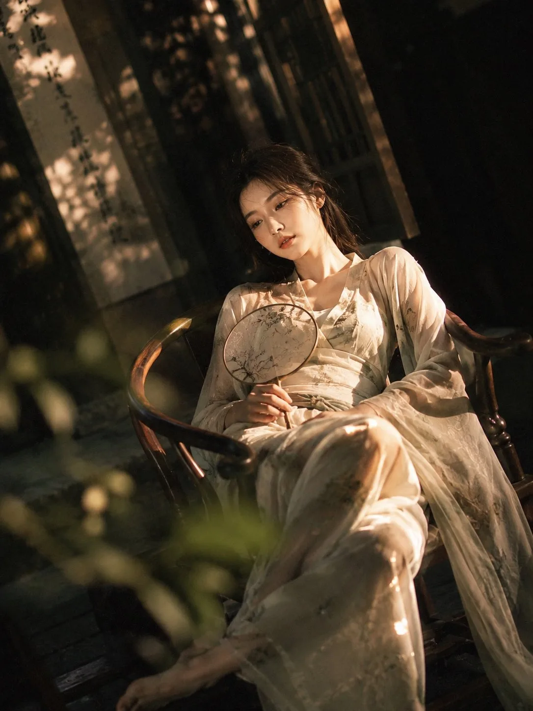 หญิงสาวในชุดฮั่นฝูสมัยซ่งกับเก้าอี้โบราณ 1