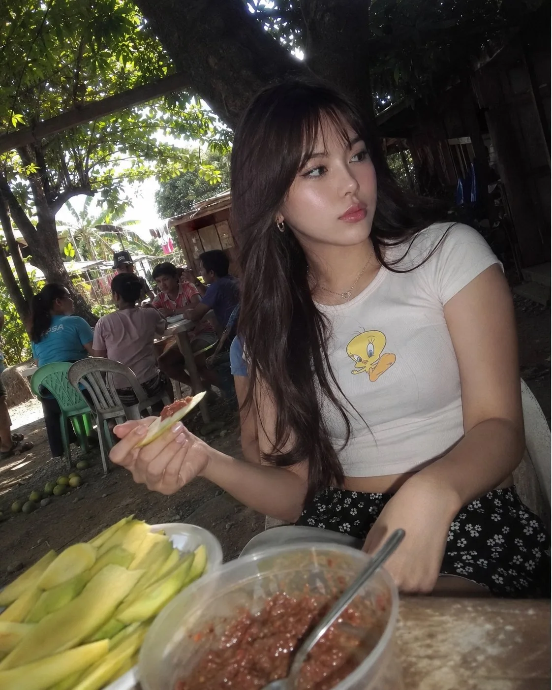 สาวฟิลิปปินส์ใต้ต้นมะม่วง (Sony K800i) 1