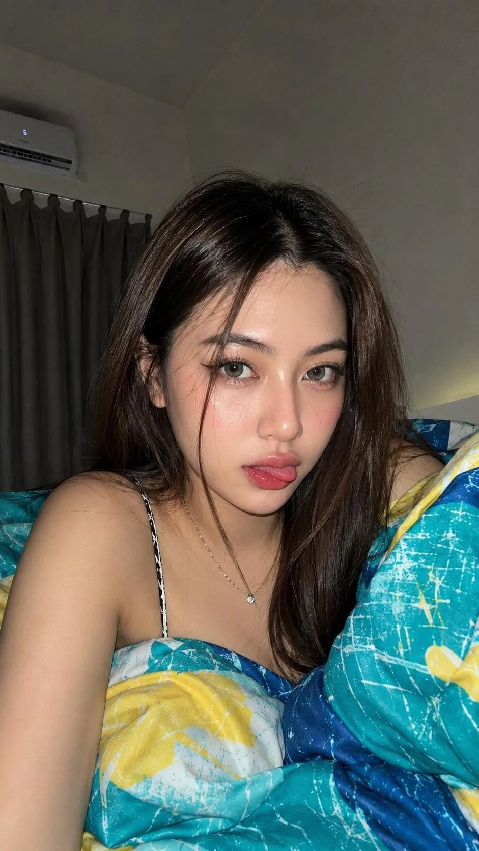 เซลฟี่สาวเอเชียในห้องนอน 1