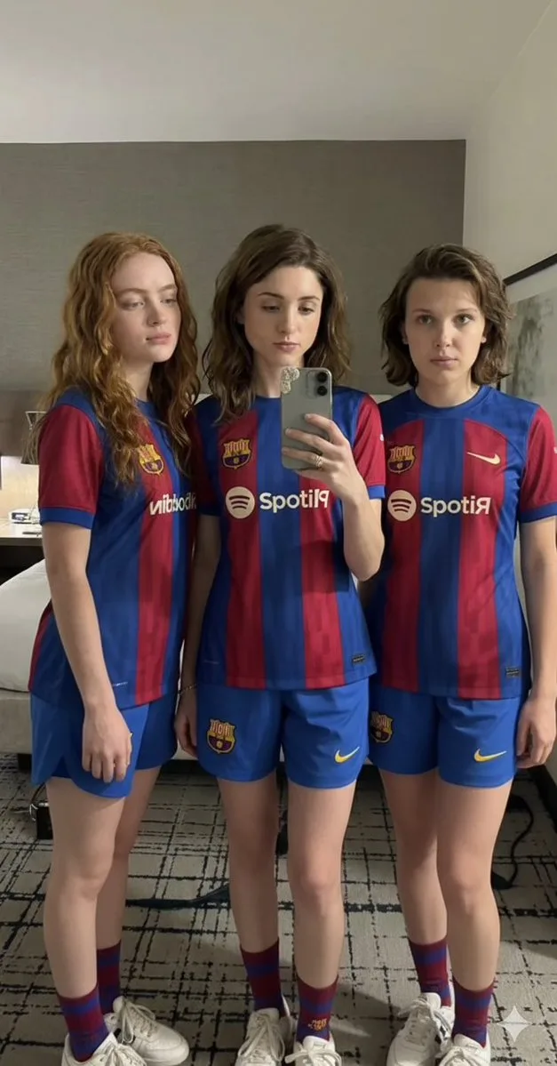 สามสาว Stranger Things ในชุดบาร์ซ่า เซลฟี่ในโรงแรม