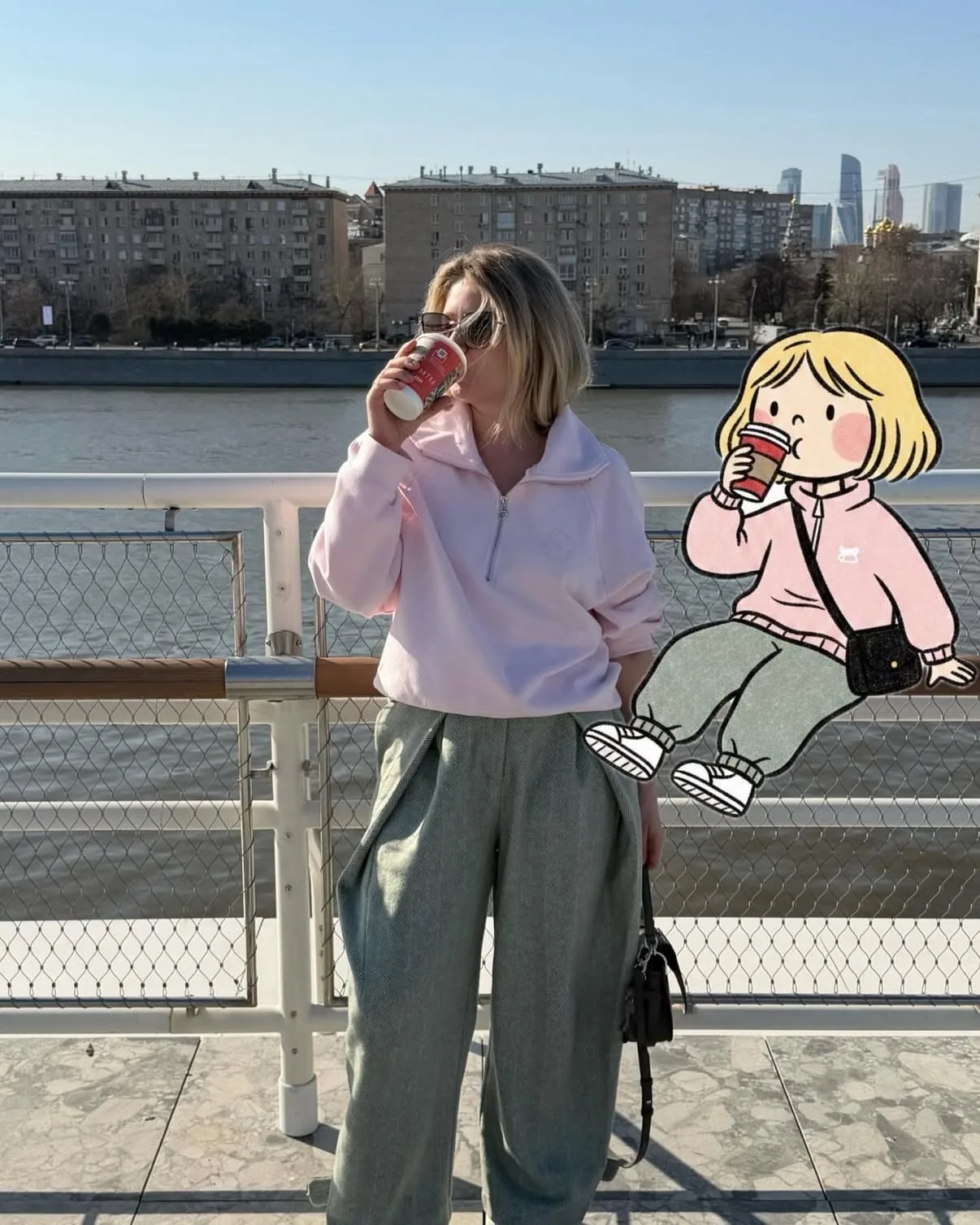 สาวจีนเสื้อฮู้ดสีชมพูริมแม่น้ำ ผสานภาพวาดการ์ตูน 1