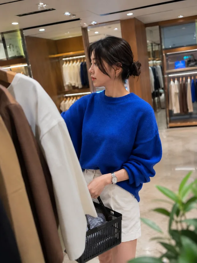 สาวเกาหลีชุดเด่นในห้องลองเสื้อ