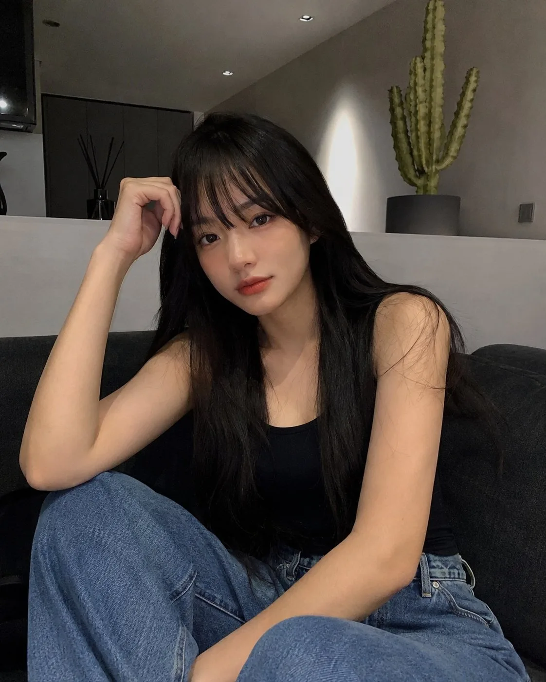 สาวผมดำสุดชิคในอพาร์ตเมนต์สไตล์มินิมอล 1