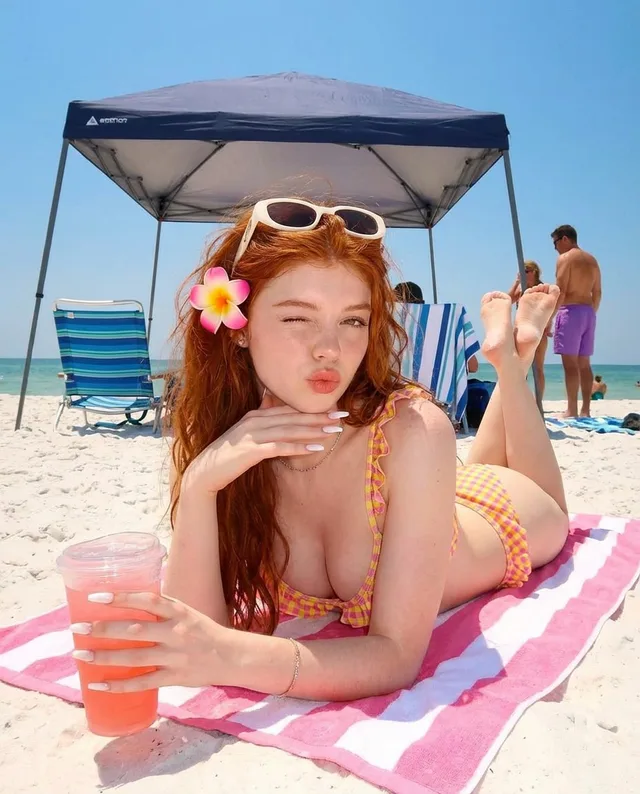 สาวผมแดงบิกินี่ริมหาด: หน้าร้อนสดใส