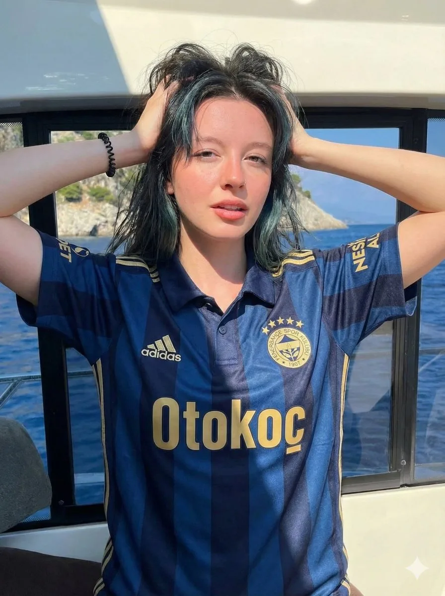 สาวสวยเสื้อ Fenerbahçe โพสท่าบนเรือยอชต์ริมทะเล 1
