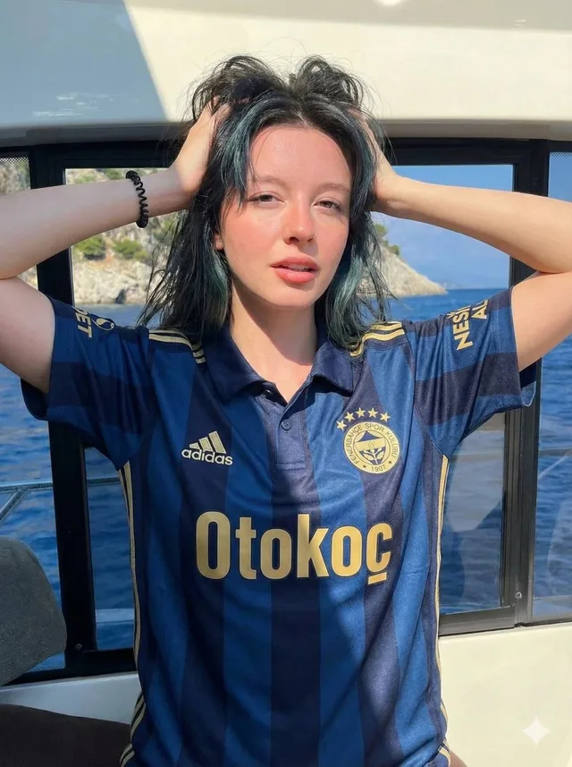 สาวสวยเสื้อ Fenerbahçe โพสท่าบนเรือยอชต์ริมทะเล