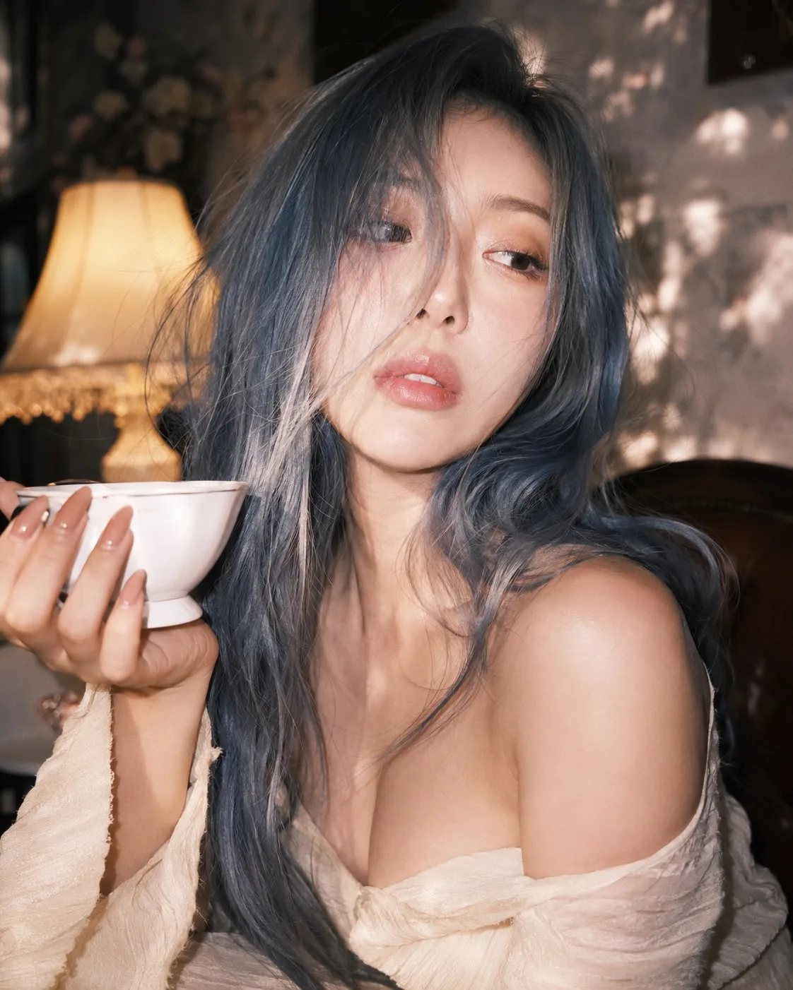 หญิงสาวผมยาวสีน้ำเงินเทาแนวเซอร์เรียล 2