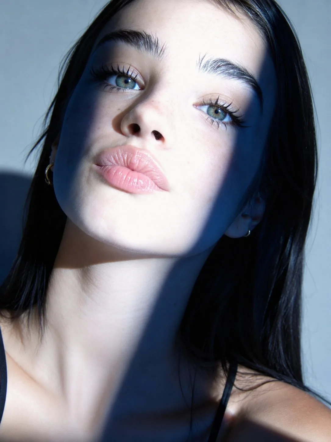 ภาพบุคคลหญิงสาวสวย แสงเงาหน้าต่าง สมจริงพิเศษ 1