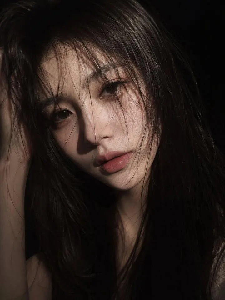 ภาพบุคคลแฟชั่นหญิงสาวผมยาว อารมณ์ลุ่มลึก 1