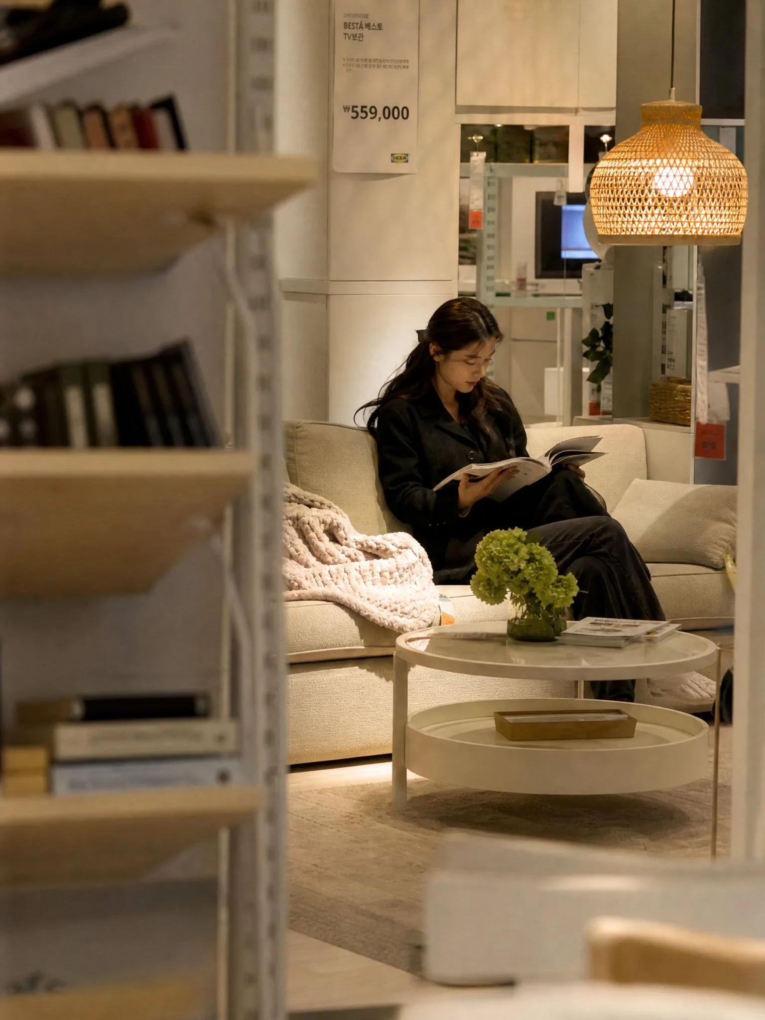 สาวเกาหลีใน IKEA-style, อ่านหนังสือ, ภาพถ่าย Candid 1