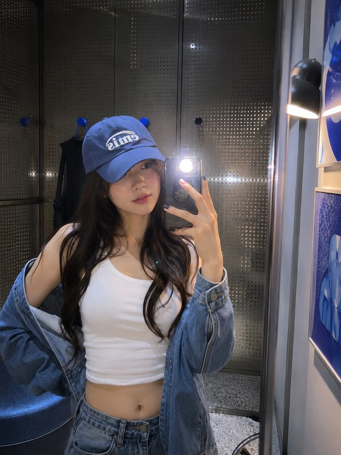 เซลฟี่ในห้องลองเสื้อสไตล์สตรีทแฟชั่น 1