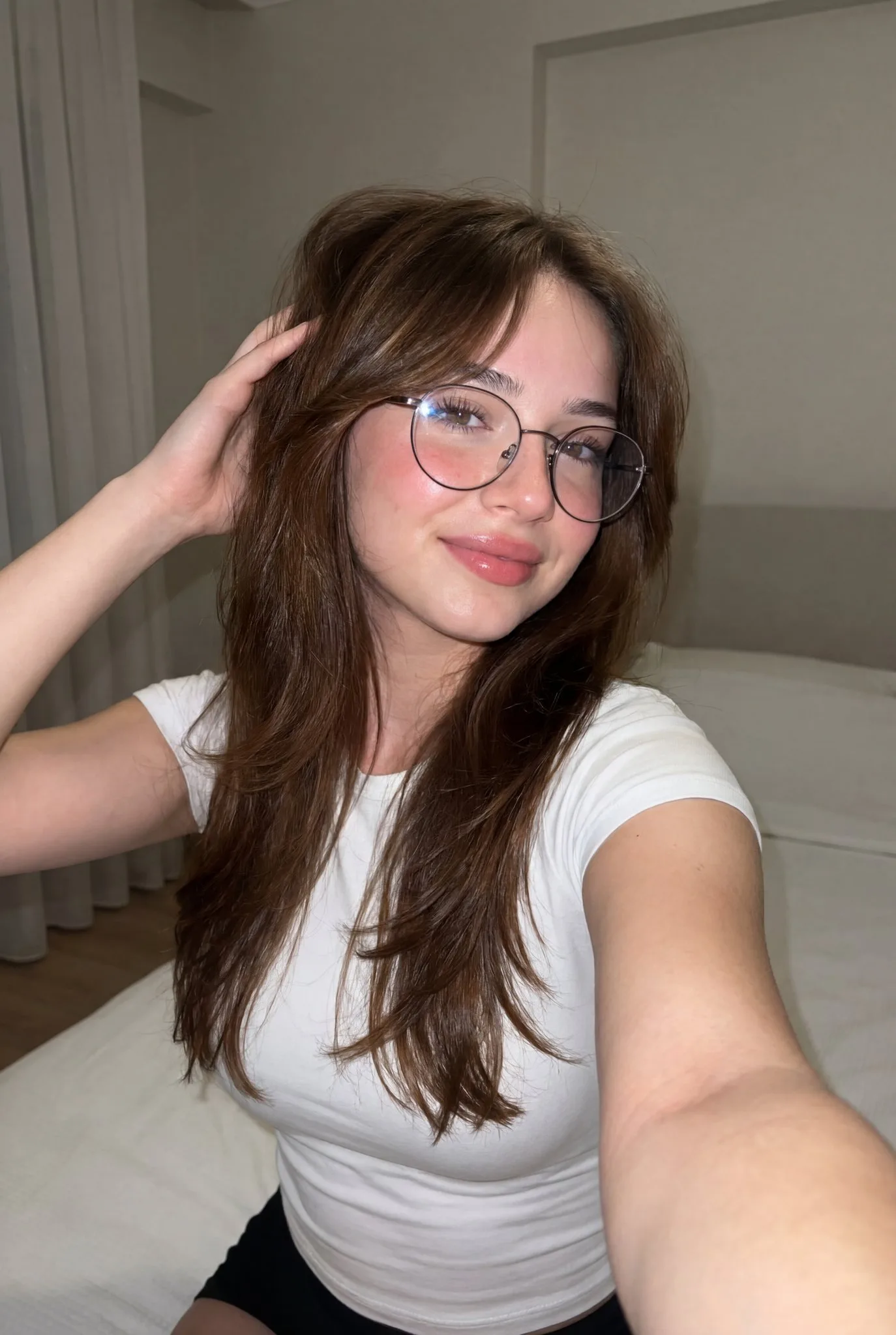 เซลฟี่สาวสวยในห้องนอนมินิมอล 1