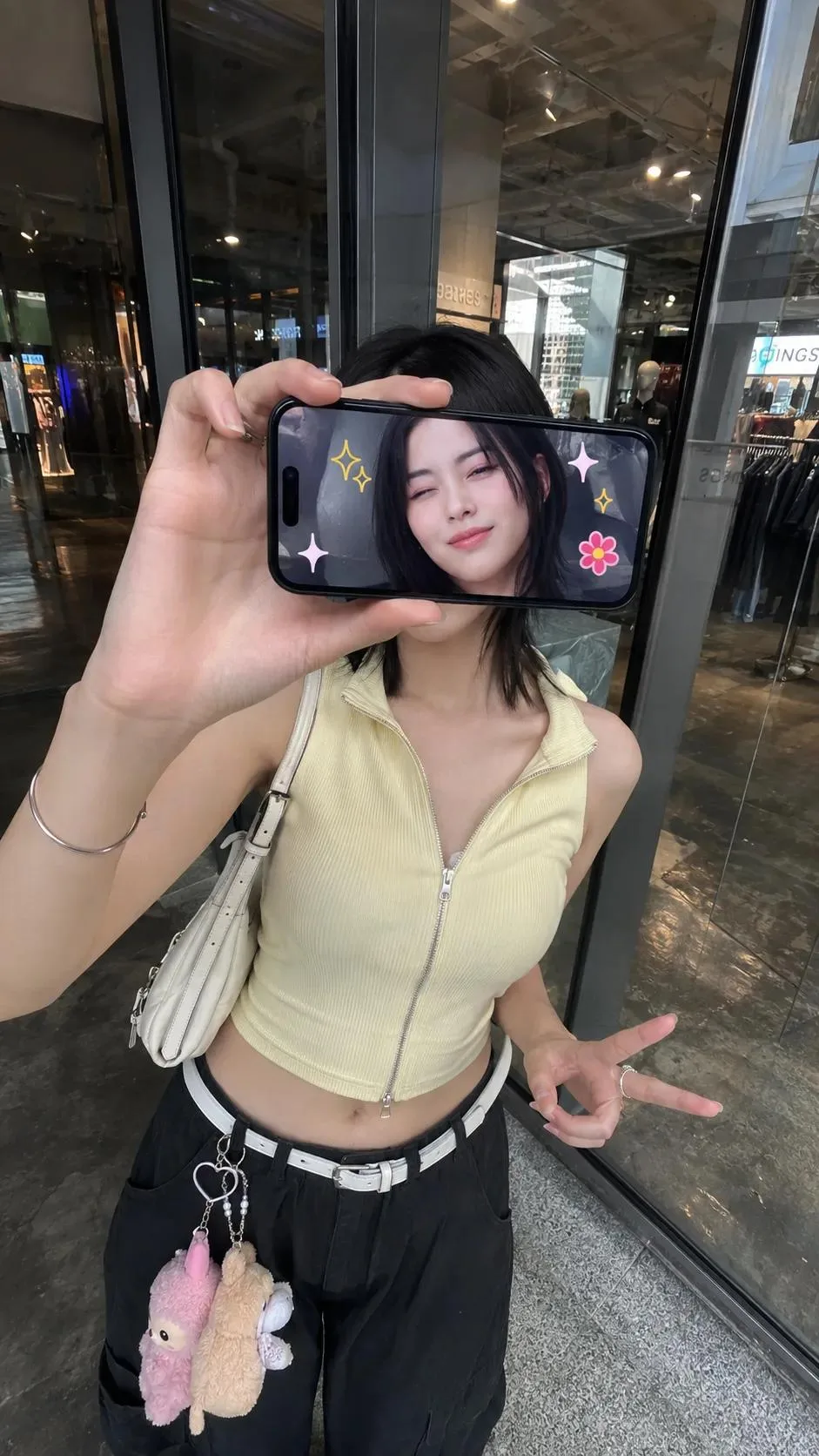 พอร์เทรตสะท้อนกับหน้าจอ iPhone บนกระจกเงา 1