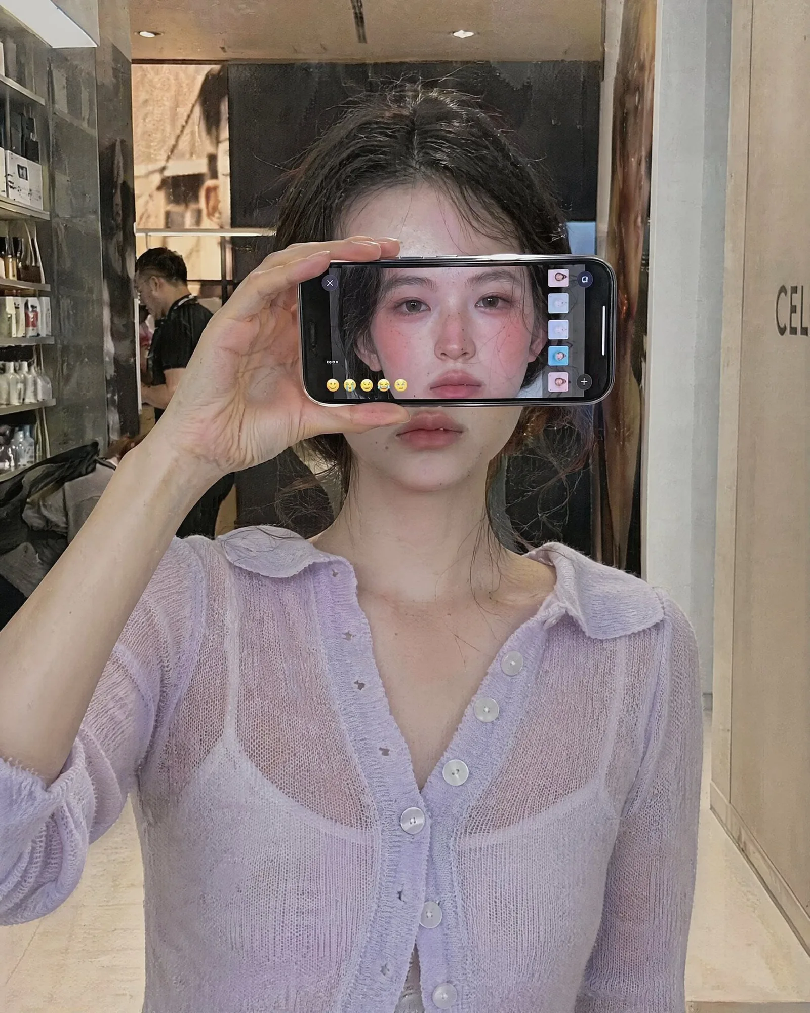 หญิงสาวถ่ายเซลฟี่ในร้านค้าด้วยไอโฟน สไตล์ Ultra-realistic 1