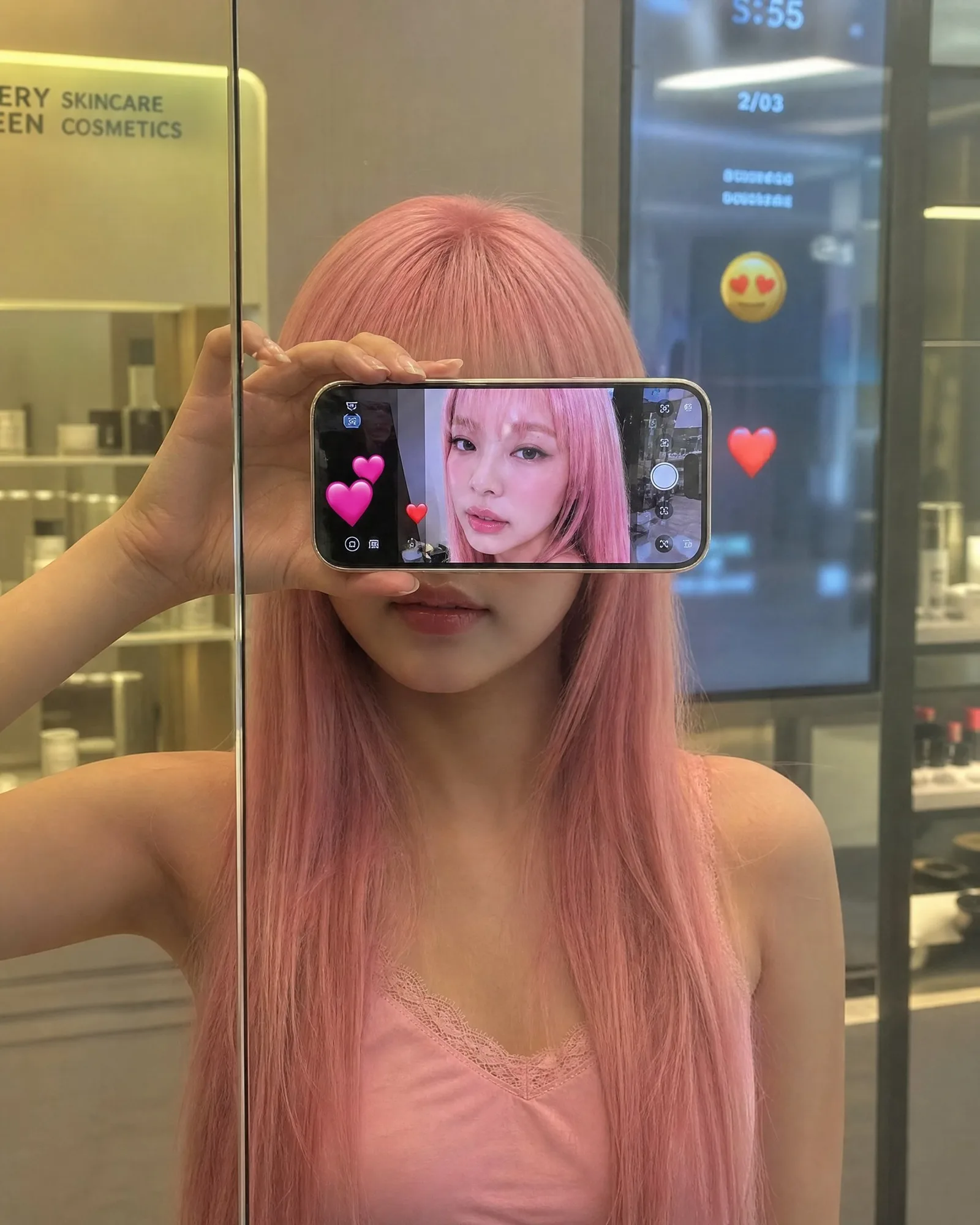 หญิงสาวถ่ายเซลฟี่ในร้านค้าด้วยไอโฟน สไตล์ Ultra-realistic 2