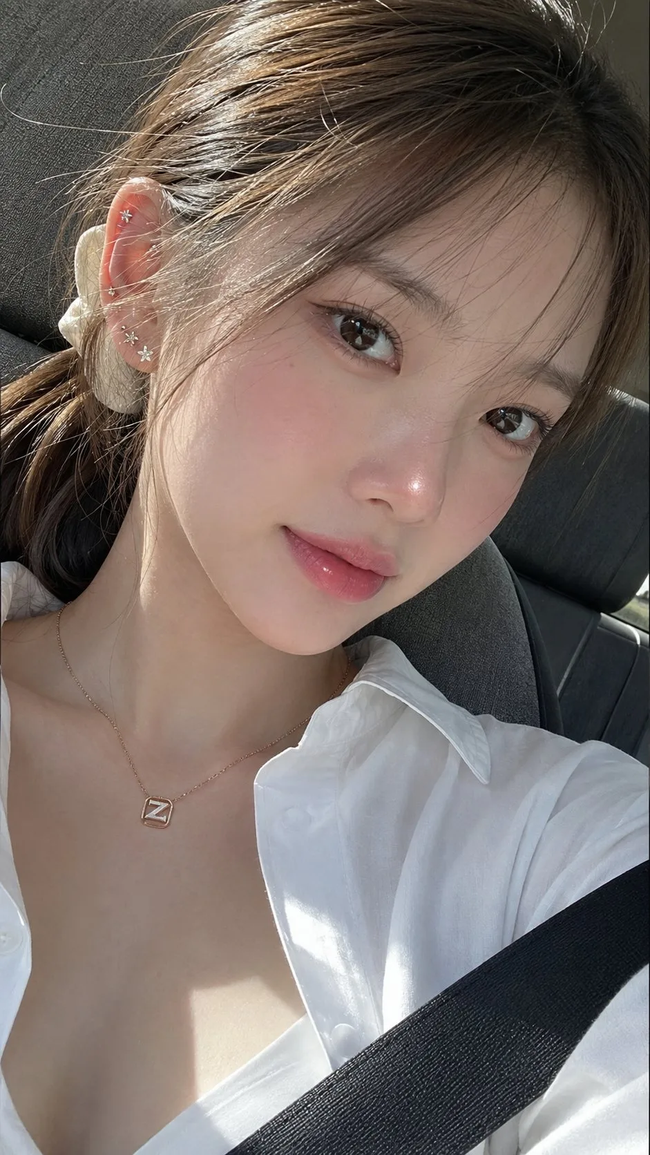 เซลฟี่สาวเกาหลีในรถ: เสื้อเชิ้ตขาว สวยสมจริง 1