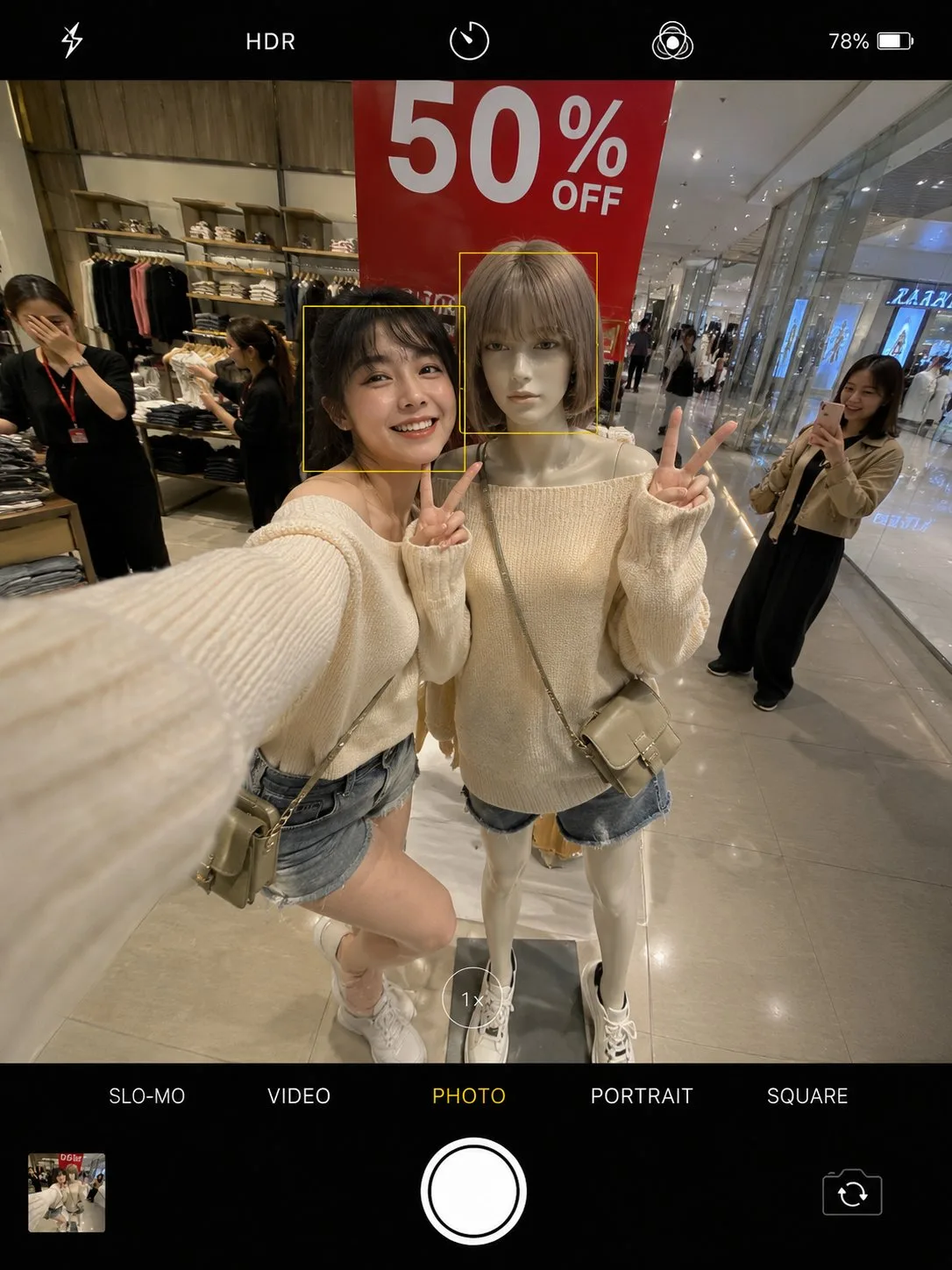 เซลฟี่สาวแฟชั่นฝาแฝดในห้าง 1