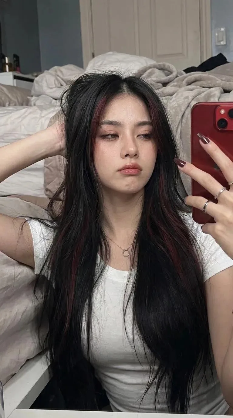 เซลฟี่หน้ากระจกสไตล์สมจริง: หญิงสาวผมยาว 1