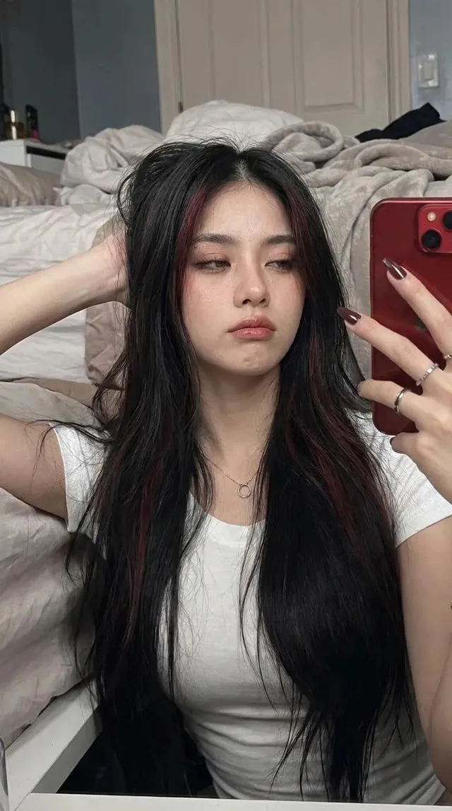 เซลฟี่หน้ากระจกสไตล์สมจริง: หญิงสาวผมยาว