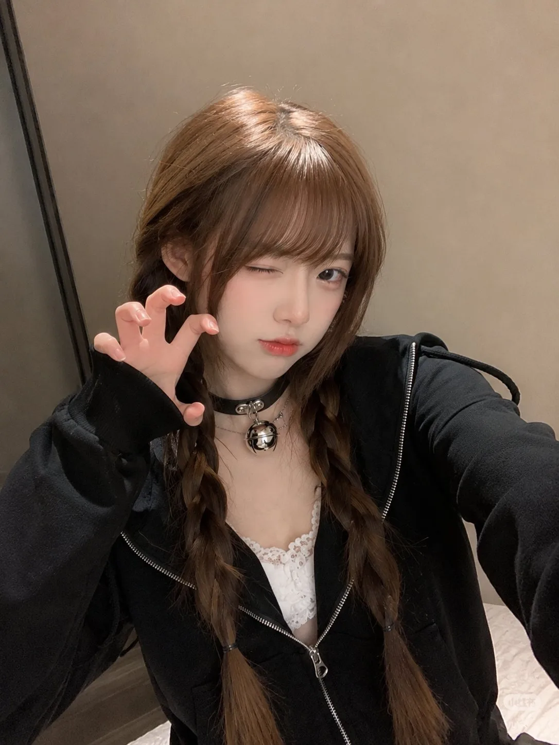 พอร์ตเทรตหญิงสาวเอเชียสมจริงแบบถ่ายด้วยมือถือ 1