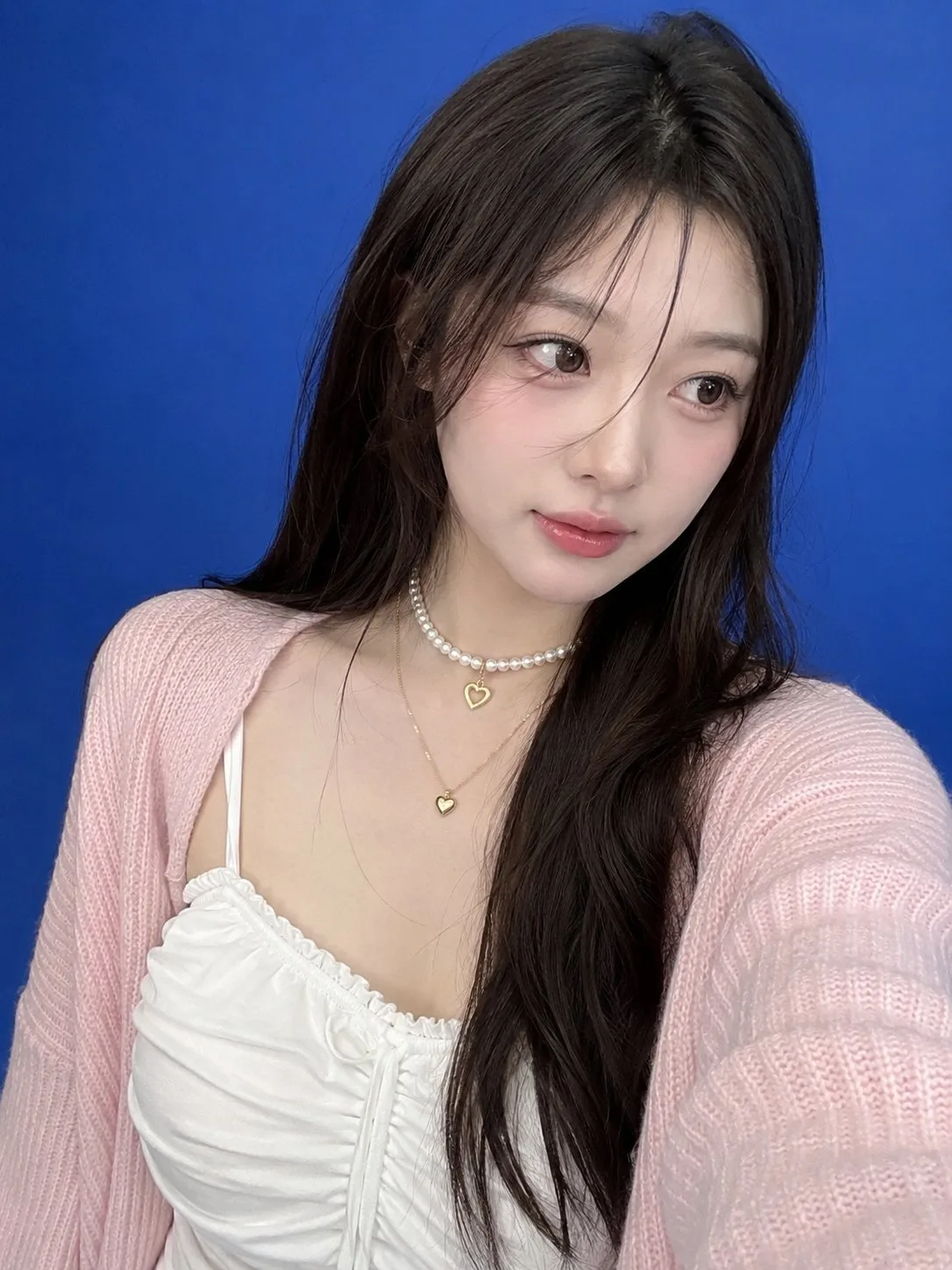 เซลฟี่สาวเอเชียในสตูดิโอฉากหลังสีน้ำเงิน 1