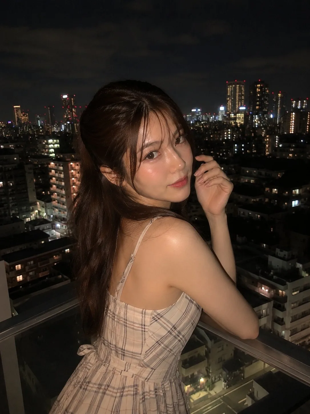 สาวสวยชุดเดรสลายสก็อต คืนเมือง ระเบียง 1