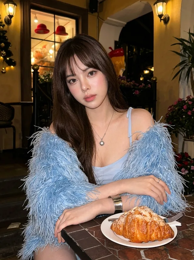 สาวขนนกสีฟ้าในคาเฟ่อบอุ่น