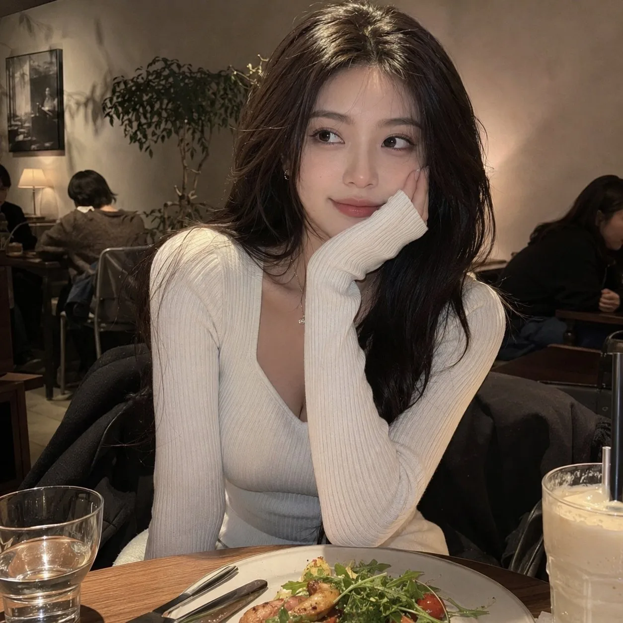 ชีวิตประจำวันในคาเฟ่: หญิงสาวกับโต๊ะไม้โทนอุ่น 1
