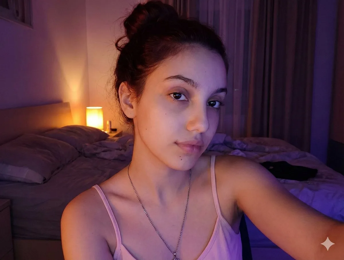 เซลฟี่ในห้องนอนยามดึก: แสงส้มและม่วงชวนหลงใหล 1