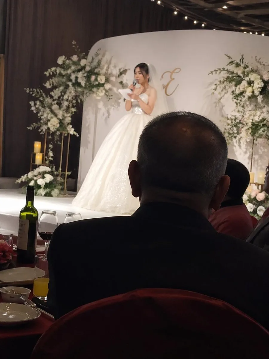 เจ้าสาวกล่าวบนเวทีและพ่อหันหลังให้งานแต่งงาน 1