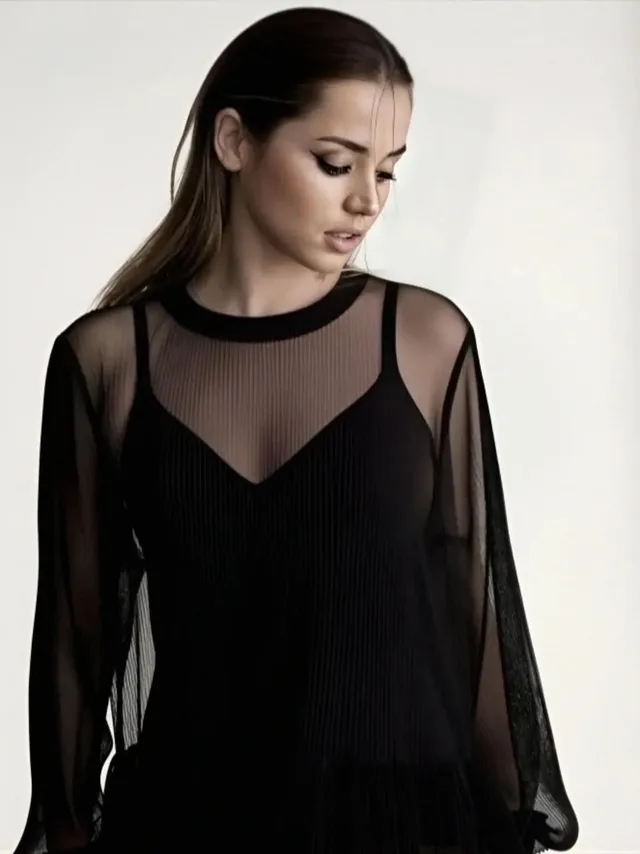 สาวสวยผมเปียกกับเสื้อผ้าซีทรูสีดำ