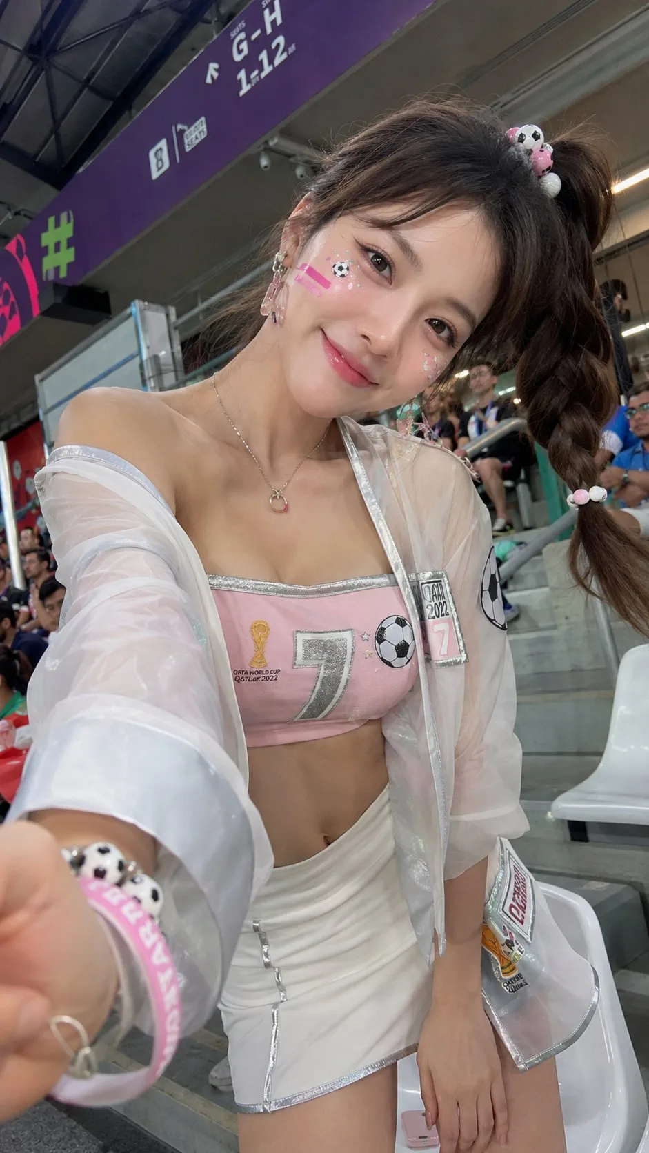 ลูกบอลโลกสุดคูล: พอร์ตเทรตสาวสวย 1