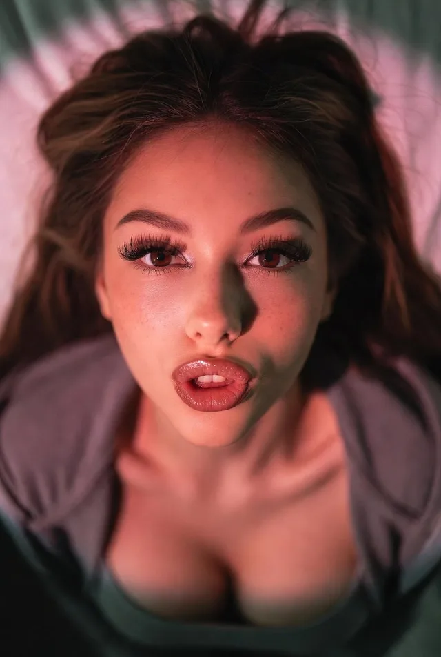 สาว Y2K สุดฮอต: ภาพแฟลชมุมสูงส่วนตัว