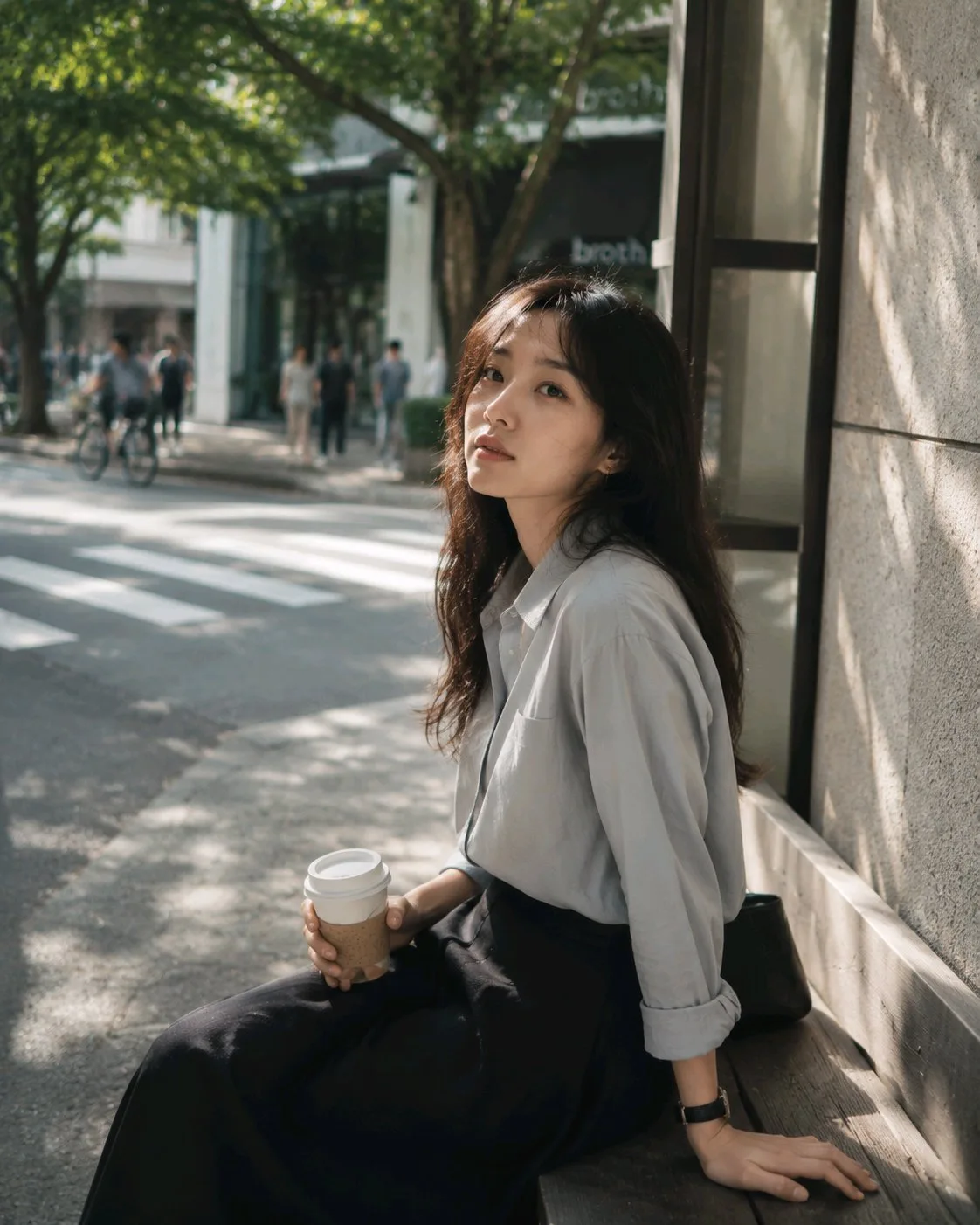 สาวออฟฟิศเอเชียถือกาแฟในโตเกียว 2